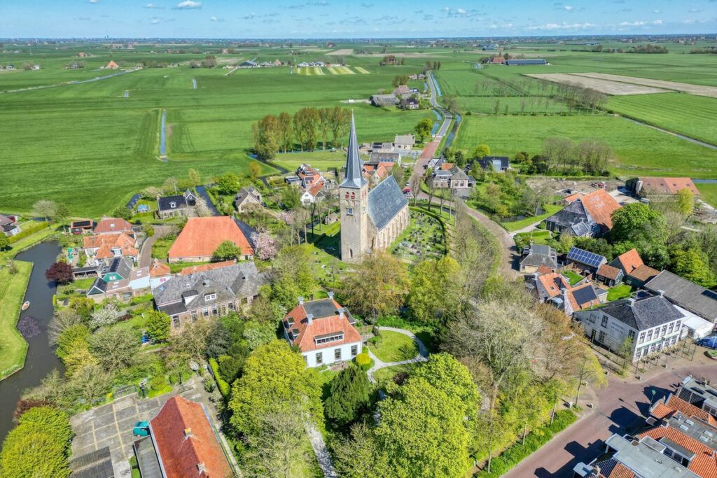 Ik woon in hét dorp. Je kent het wel, dat soort dorpen waar het lijkt alsof de tijd ergens rond 1974 stil is blijven staan