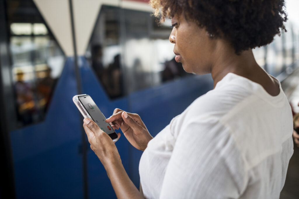 Het internet, dat ons in staat stelde om te verbinden en te delen, bracht ook vragen met zich mee. Ethische dilemma’s en conflicten met wetgeving doken op.
Foto door rawpixel.com form PxHere